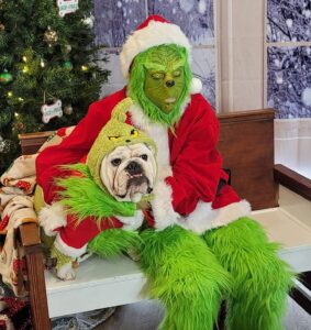 Grinch 2022-2 Pictures with Santa & The Grinch